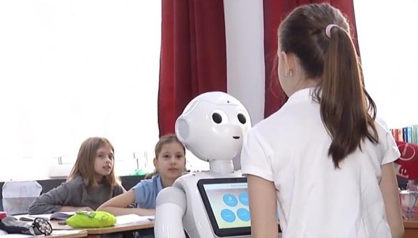 Într-o şcoală din Bucureşti, elevii îşi fac lecţiile asistaţi de un robot