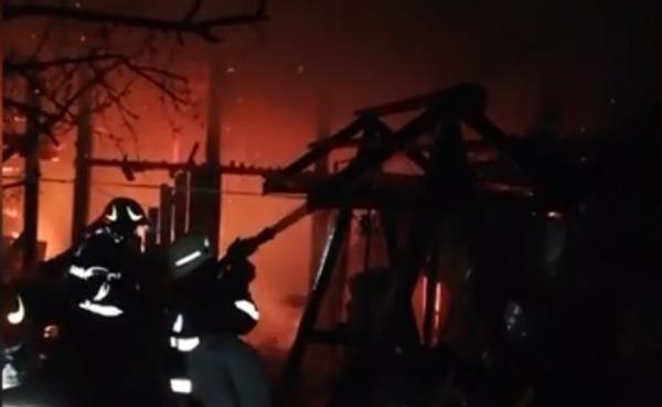 Incendiu violent la o anexă dintr-o gospodărie aflată în oraşul Câmpeni. Salvatorii s-au mobilizat cu trei autospeciale (Video)