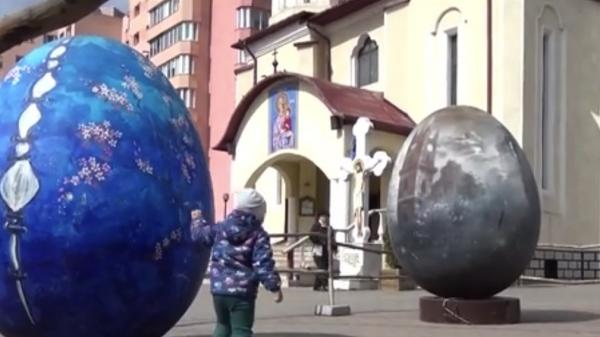 Pregătiri de Paşte în Bistriţa. 12 ouă uriaşe au împodobit mai multe zone ale oraşului (Video)
