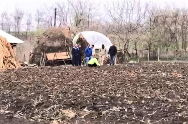 Bebeluş îngropat în grădină de mamă, imediat după naştere, la Botoşani (Video)