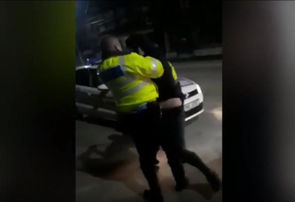 Incident grav în Borșa. Agent de la Poliţia Rutieră, acuzat că a lovit și mușcat un bărbat