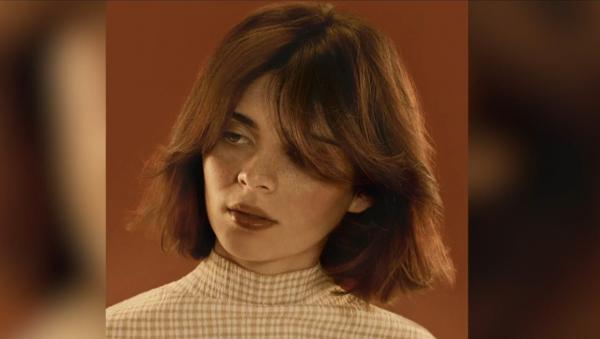 Părul în culoarea terracotta, o modă foarte populară în 2019