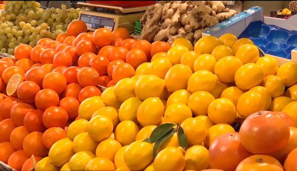 Peste 80 de tone de fructe şi legume, confiscate în vămi