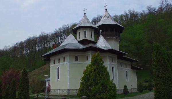 Preoţii de la o mânăstire din Hunedoara oferă hrană şi adăpost pentru credincioşi