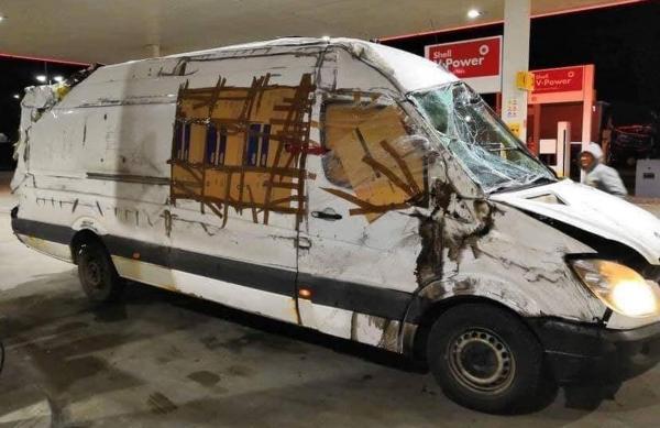 Șoferul din Buzău a mers 1000 de kilometri cu "duba-fantomă", avariată într-un accident