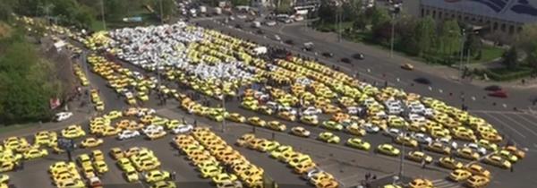 Protest cu ouă aruncate. Taximetriştii au blocat centrul Capitalei