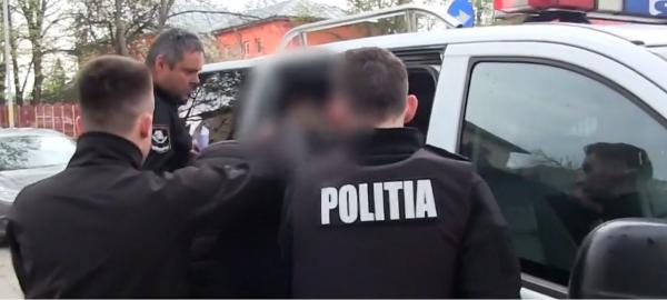 A fost arestat preventiv tânărul care i-a înjunghiat pe cei trei elevi din Vaslui