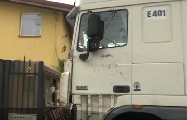 Un TIR a lovit ca la popice mai multe maşini din Bucureşti