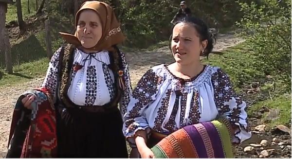 Covoare spălate la vâltoare, ca pe vremea bunicilor