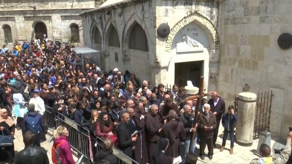 Procesiune pe Via Dolorosa, în Ierusalim, în Vinerea Mare a catolicilor