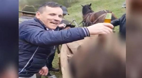 Primar din Buzău, filmat în timp ce îşi bătea joc de cadavrul unui urs