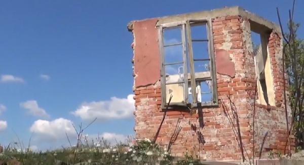 O familie din Reşiţa plăteşte de 6 ani rate pentru o casă mistuită de flăcări