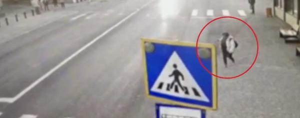 Fată de liceu, lovită pe trecere de microbuz, în Bistriţa-Năsăud