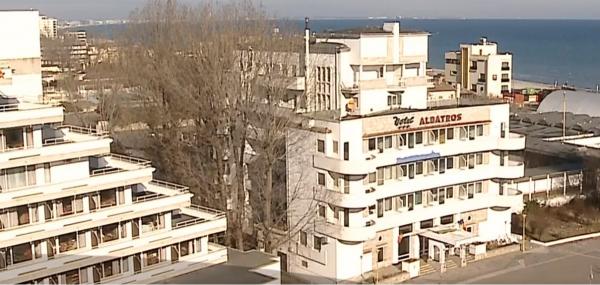 Litoralul, luat cu asalt de turiştii care îşi petrec minivacanţa pe banii statului