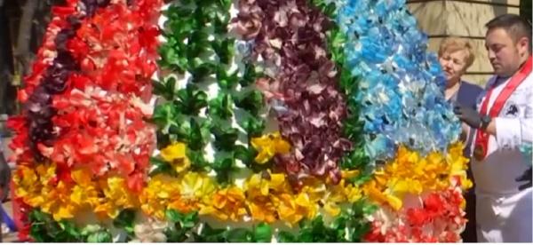 Ou de Paște uriaş, decorat cu flori din legume în centrul Timişoarei