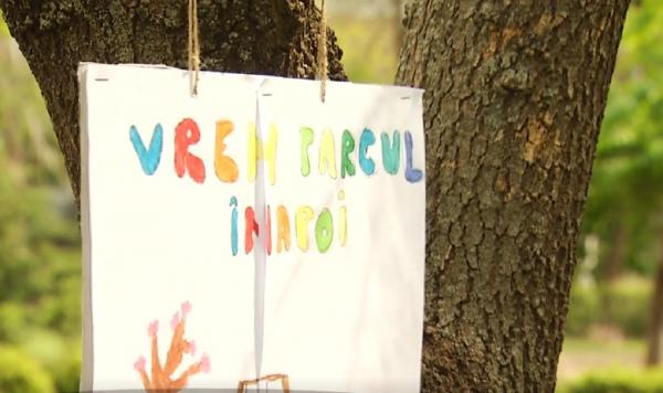 Copaci cu nume de copii într-un parc din Bucureşti, formă de protest împotriva buldozerelor (Video)