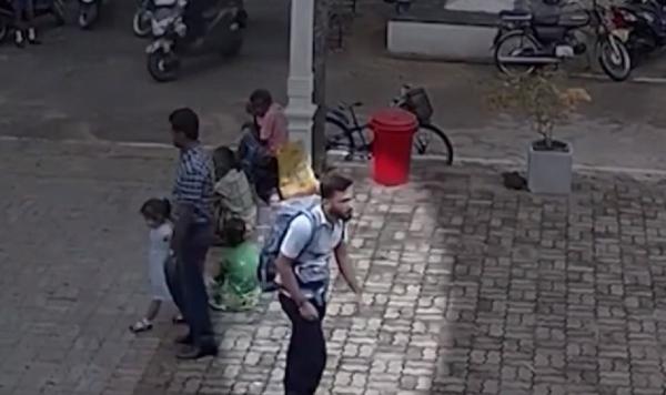 Unul dintre atacatorii din Sri Lanka, filmat înainte de a detona o bombă