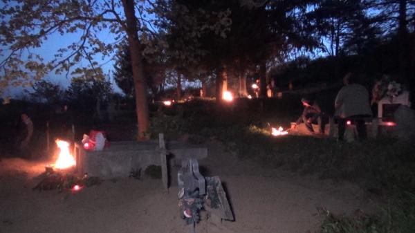 În Joia Mare, în Banatul Montan, cimitirele s-au umplut de lumină (Video)