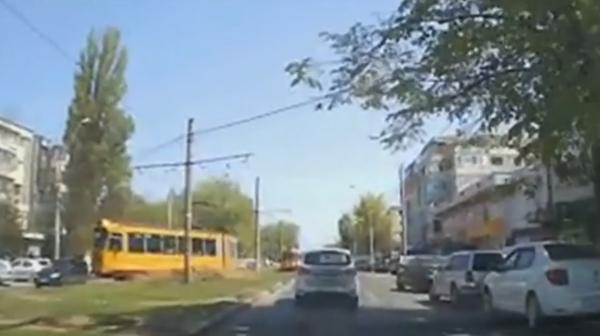 Un tramvai cu călători a sărit de pe șine în centrul orașului Galați (Video)