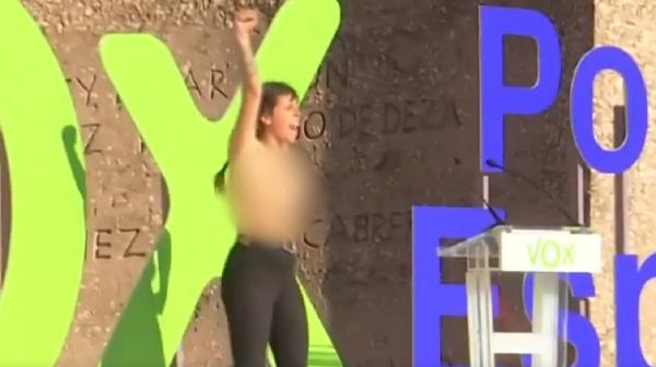 Protest topless la ultimul miting electoral al partidului spaniol de extremă dreaptă VOX (Video)