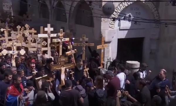 Zeci de mii de credincioşi au refăcut drumul Mântuitorului către Golgota, la Ierusalim (Video)