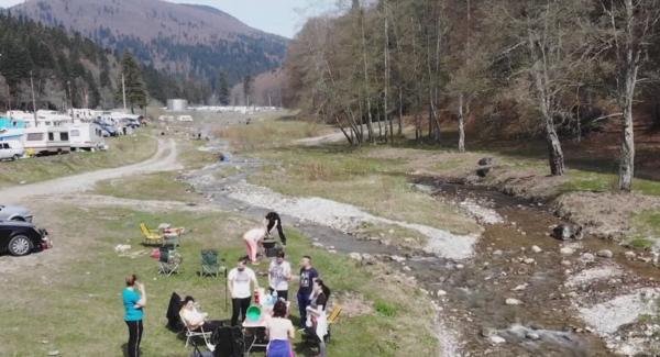 Paștele sărbătorit la rulotă sau cort, pe Valea Cerbului