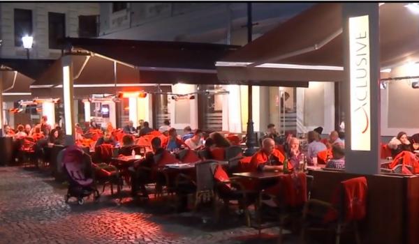 Zeci de creştini din Bucureşti au mers de la slujbă în club, în Centrul Vechi (Video)