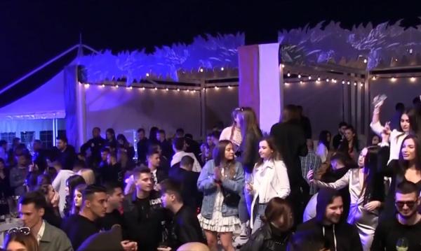 Paştele, sărbătorit cu distracţie fără limite pe litoral. Şampania a curs în valuri la Mamaia (Video)