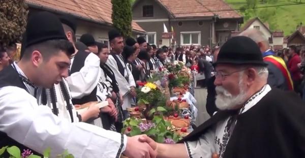 În Alba, tinerii căsătoriţi şi naşii se întâlnesc de Paşte pe uliţa satului