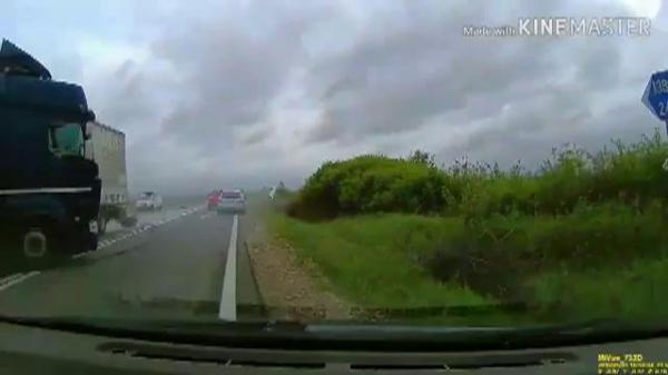 Impact mortal, Dacia Logan filmată cum loveşte cu o viteză fantastică un TIR, pe DN1 (Video)