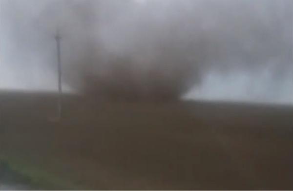 Imagini din autocarul răsturnat de tornada de la Călăraşi