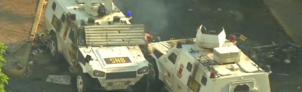 Mii de oameni se luptă cu militarii în stradă, în Venezuela