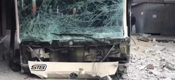 Imagini cu autobuzul care a lovit mai multe maşini şi s-a oprit într-un bloc din Bucureşti (Video)