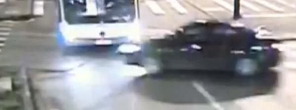 Un şofer teribilist a intrat cu viteză într-un autobuz, la Timişoara