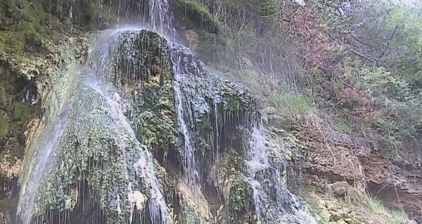 Toplița, orașul cu cascadă cu apă termală, atrage turiștii pentru liniște