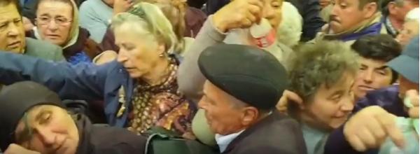 Credincioşii s-au călcat în picioare ca să prindă agheasmă