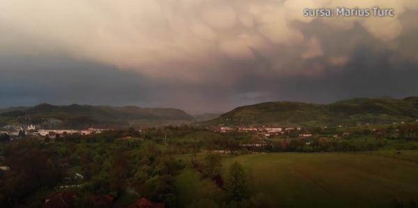 Filmare spectaculoasă cu norii Mammutus care au acoperit oraşul Brad