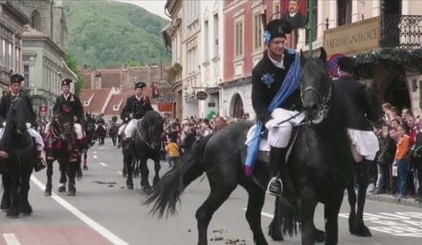 Parada călare a junilor, în Brașov, a atras 20 de mii de privitori (Video)