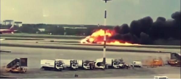 Au sacrificat oameni pentru a-şi salva bagajele, în avionul care a luat foc în Rusia