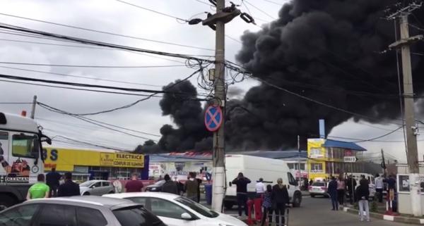 Incendiu teribil la un mare complex comercial din Afumaţi. Trei oameni au ajuns la spital (Video)