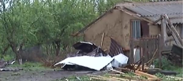 Familii din Călăraşi, prinse de vremea rea sub cerul liber