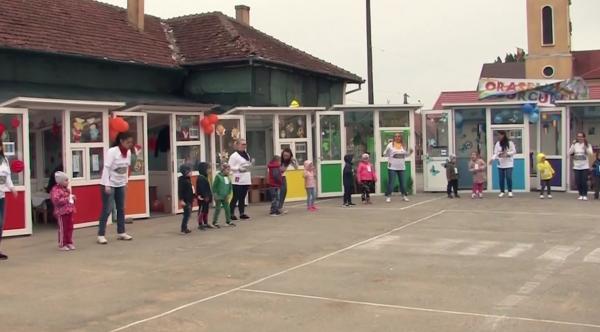 Preşcolarii din Bihor învaţă lucruri practice în funcţie de culorile curcubeului (Video)