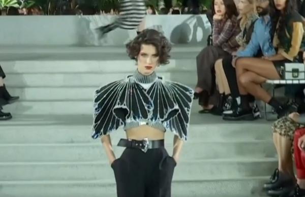 Modelele au defilat pe cel mai mare aeroport din New York la noua prezentare Louis Vuitton