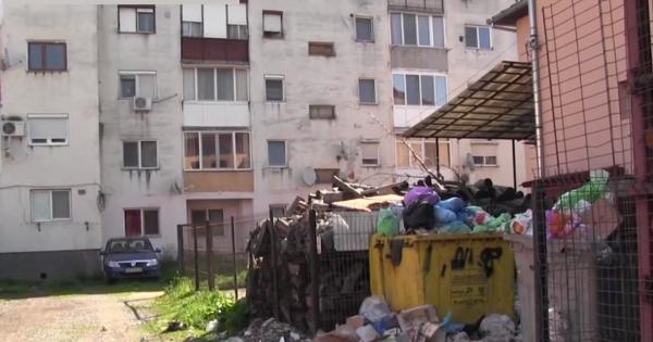 24 de localităţi din Arad trăiesc printre munţi de gunoaie. Deşeurile menajere nu au mai fost colectate de câteva săptămâni
