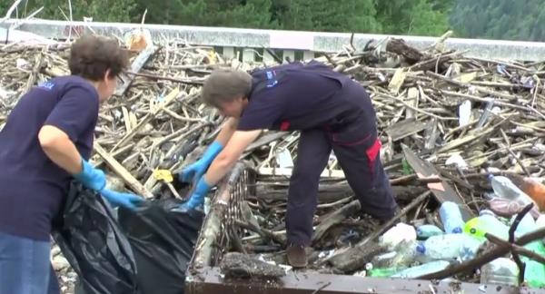 Lacul Bicaz, colţul de Rai din judeţul Neamţ, s-a umplut de gunoaie (Video)