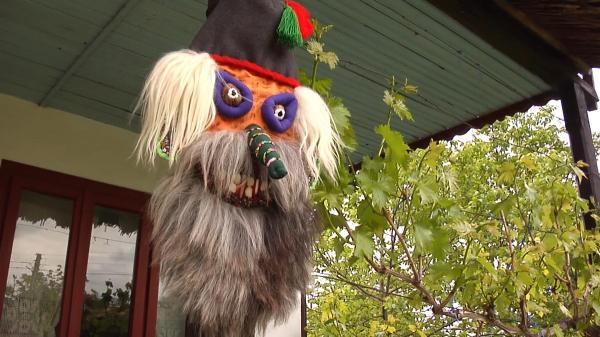 Măştile româneşti au ajuns în mâinile personajelor din celebrul serial Lucifer (Video)