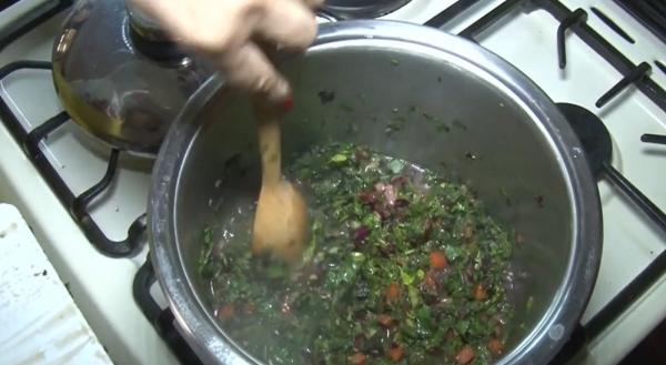 Borşul de verze, specific judeţului Bacău, simplu de pregătit şi plin de vitamine (Video)