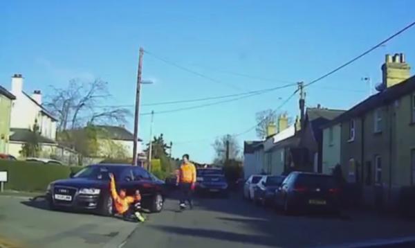 Un muncitor a înscenat un accident pentru a cere daune șoferului, dar a regretat amarnic (Video)