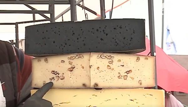 Brânză maturată cu cărbune vegetal şi dulceţuri delicate din flori de liliac la Târgul Cetăţii din Târgu Mureş