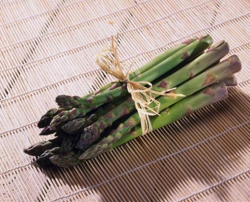 Sparanghelul, vedeta grădinilor românești. Fermierii au început să îl cultive şi în România